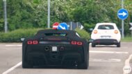 Vidéo: Ferrari SF90 Stradale dans le fou «Vantablack»!