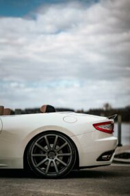 Tiefes Maserati GranCabrio auf großen Deville-Felgen!