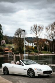 ¡Deep Maserati GranCabrio en grandes llantas Deville!