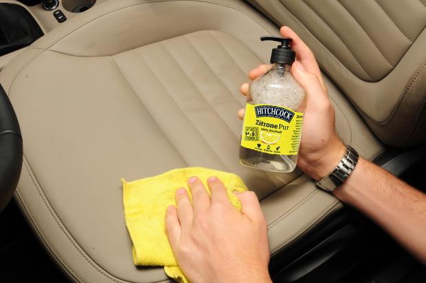 Autositze Zitronensaft Leder Stoff Flecken Hausmittel