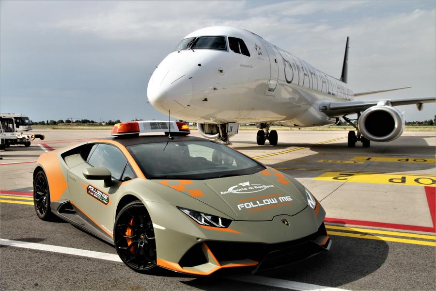 Follow Me Car Lamborghini Huracan EVO Flughafen Bologna 13