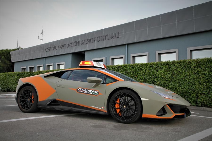Follow Me Car Lamborghini Huracan EVO Flughafen Bologna 5