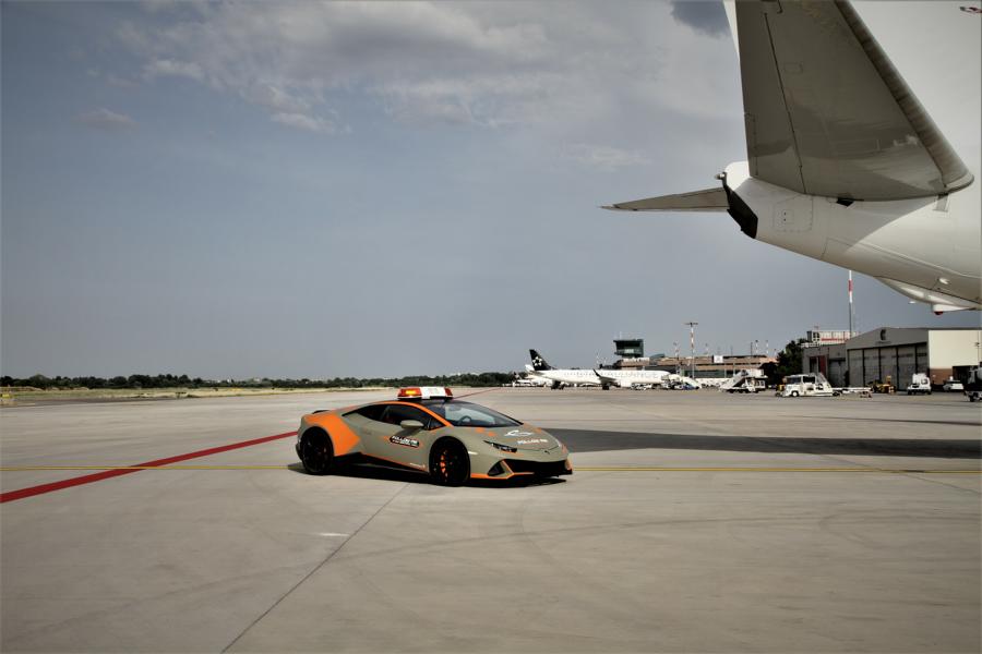 Follow Me Car Lamborghini Huracan EVO Flughafen Bologna 7