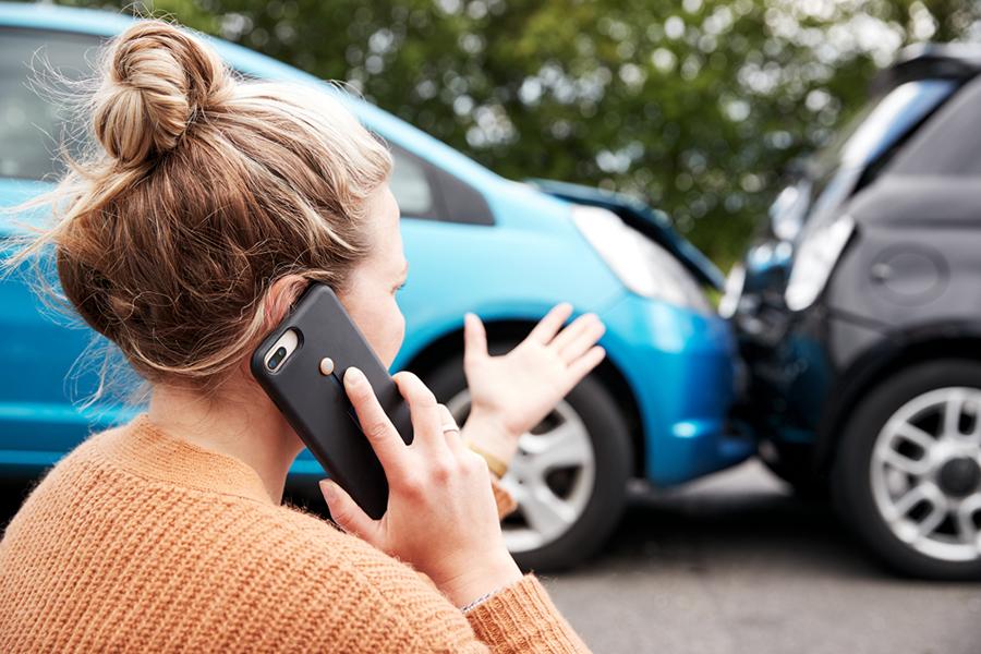 Versicherung anrufen Unfall Versicherung wann über einen Schaden informieren?