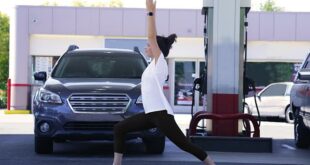 Yoga Dehnung parkplatz pause 310x165 Zieht nach einer langen Fahrt die Straße vor geschlossenen Augen vorbei? Dagegen kann geholfen werden!