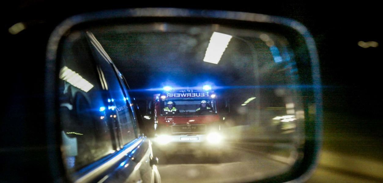 Einsatzfahrzeug blockieren behindern Strafe Einsatzfahrzeug mit Blaulicht & Sirene   das gilt es zu beachten!