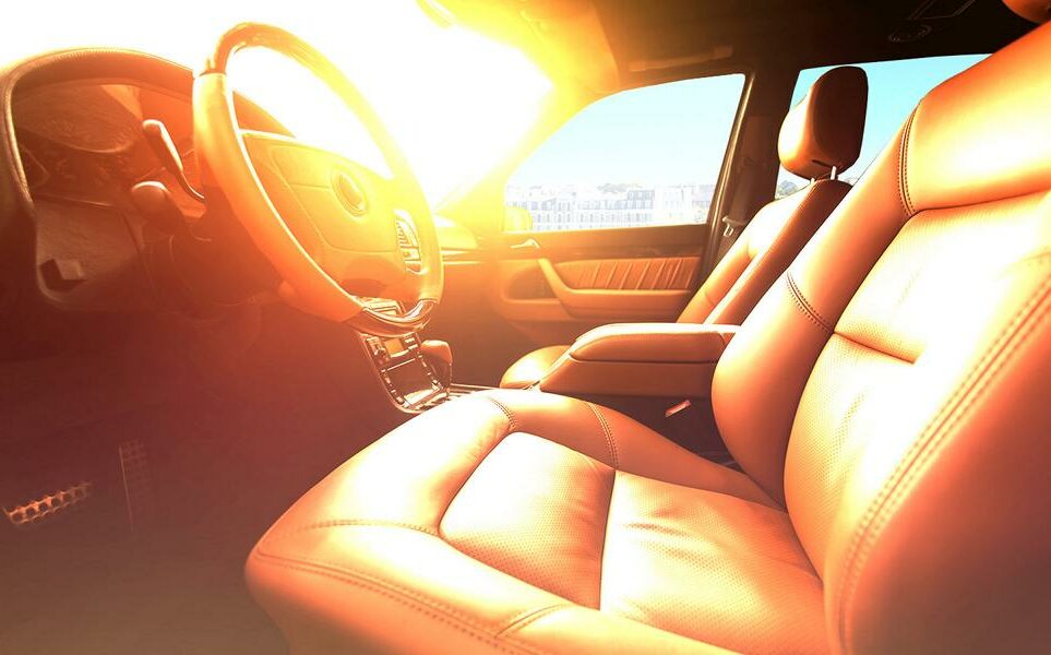 Hitze Fahrzeug Sonne Interieur Sommer heiss e1627031236712 Hitzestau im Auto: So kühlen Sie das Fahrzeug schnell ab