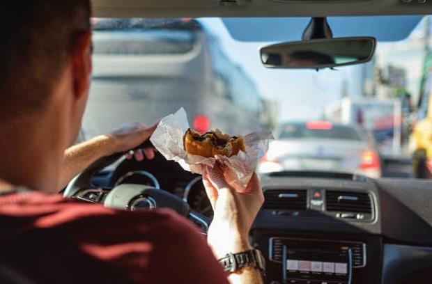 Verpflegung Auto Essen Fahrzeug Burger Verpflegung im Auto   Das solltest du dabei haben
