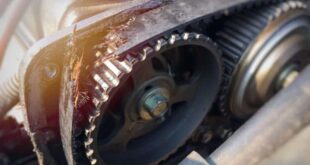 zahnriemenwechsel beschaedigt gerissen defekt tausch e1627458820776 310x165 Fiberglashaube: sportliche Motorhaube für den Ford Bronco!