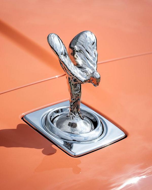Rolls-Royce Cullinan pezzo unico con abito in vernice in Dusty Coral!