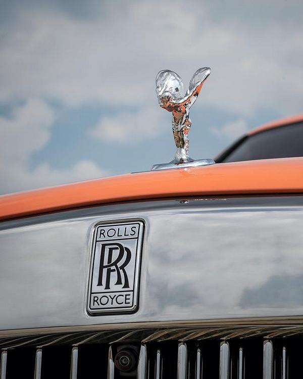 ¡Pieza única de Rolls-Royce Cullinan con vestido de charol en Dusty Coral!