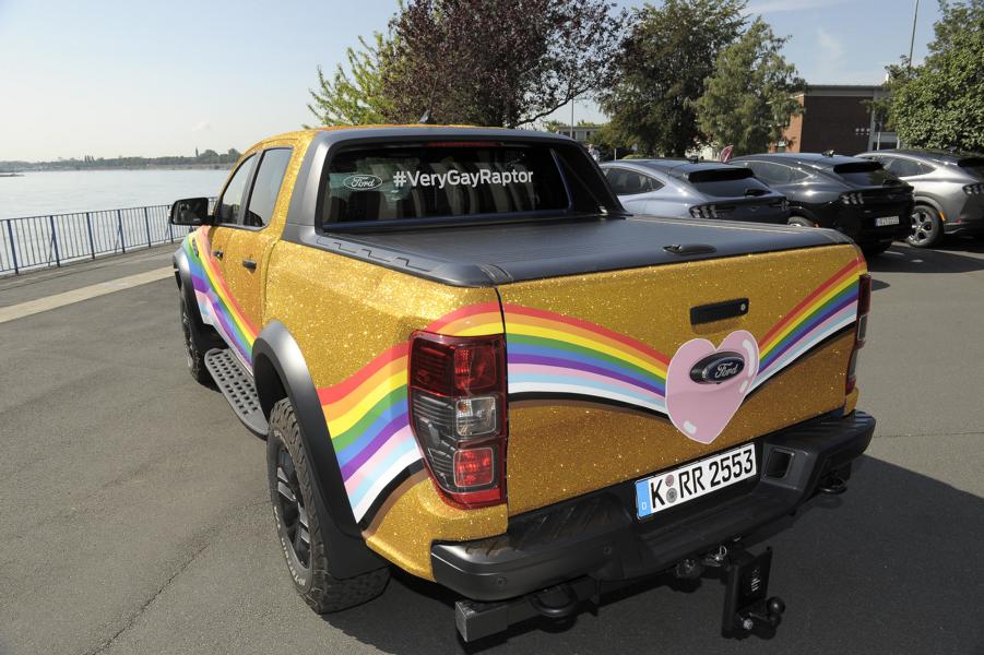 Ford Ranger Raptor como "Very Gay Raptor" en el CSD de Colonia