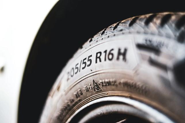 Reifen Beschriftung Augen auf beim Reifenkauf: So lassen sich Schnäppchen finden