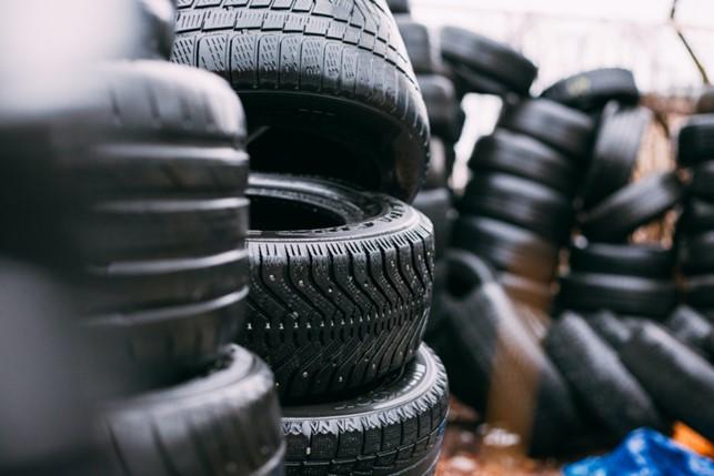 STapel Reifen Augen auf beim Reifenkauf: So lassen sich Schnäppchen finden