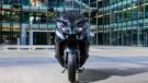 2022 YAM XP500ADX EU MDBNM4 STA 002 03 preview 135x76 Neue Yamaha Sportroller   TMAX und TMAX Tech MAX!