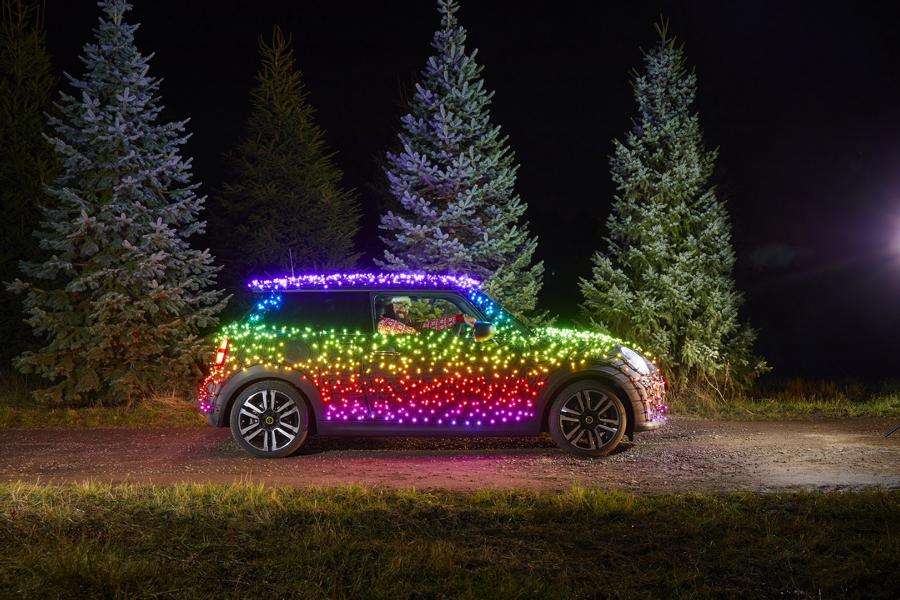 Le luci a LED festive della MINI Cooper SE donano 6