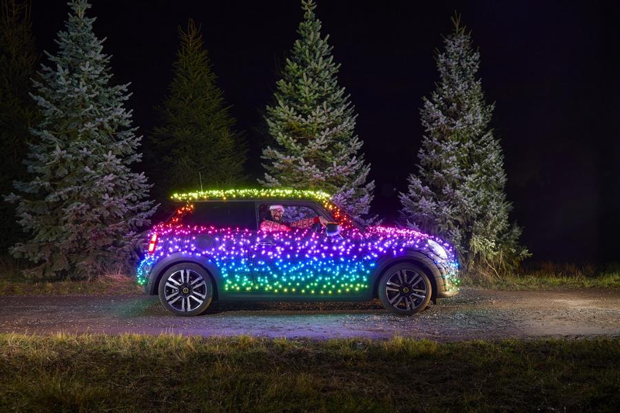Le luci a LED festive della MINI Cooper SE donano 7