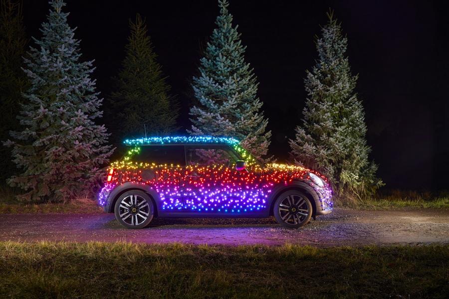 Le luci a LED festive della MINI Cooper SE donano 8