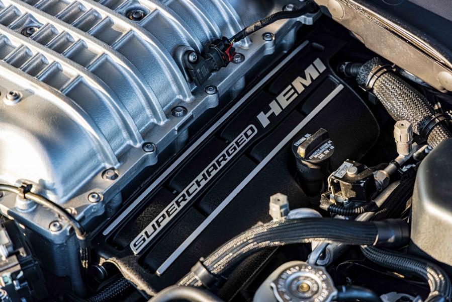 Teaser: Chrysler Pacifica SRT with Hellcat V8 engine!