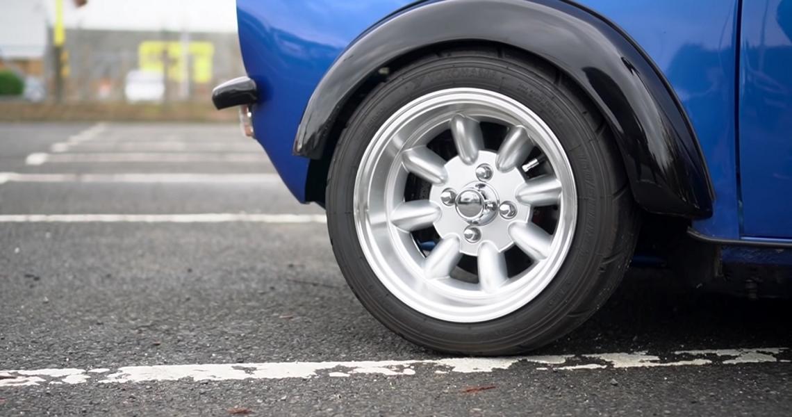 Wideo: stary 71 Mini Clubman z silnikiem Honda Ep3 K20!