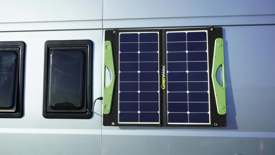 Solartaschen GreenAkku Energie Campingfahrzeug 4 Solartaschen von GreenAkku fangen Energie für Campingfahrzeuge ein!