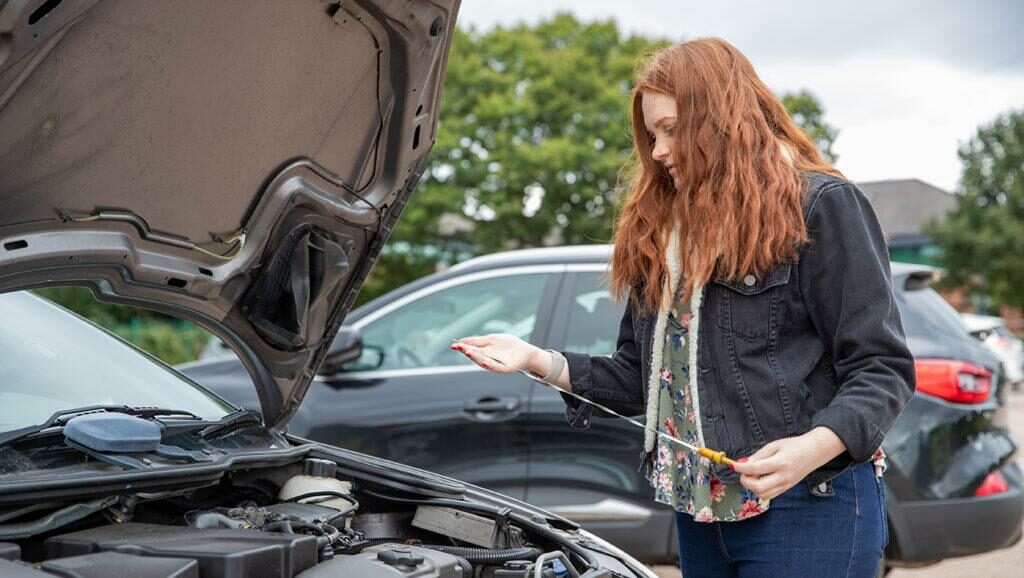 Fahrzeugcheck Ueberpruefung e1640413664252 Was sollten Sie regelmäßig an Ihrem Auto überprüfen?