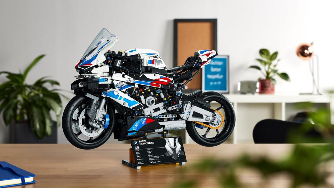 LEGO Technic BMW M 1000 RR 2 BMW Motorrad präsentiert die LEGO Technic BMW M 1000 RR.