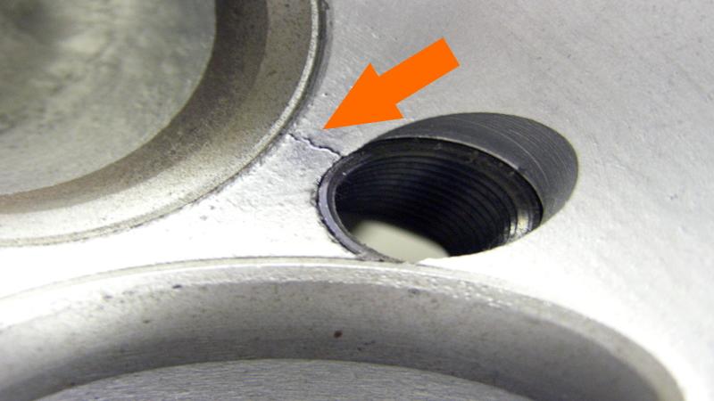 Verschleiss Kolben Zylinderwaende motor zylinderkopf gerissen Vollgas im kalten Zustand oder erst den Motor warmfahren?