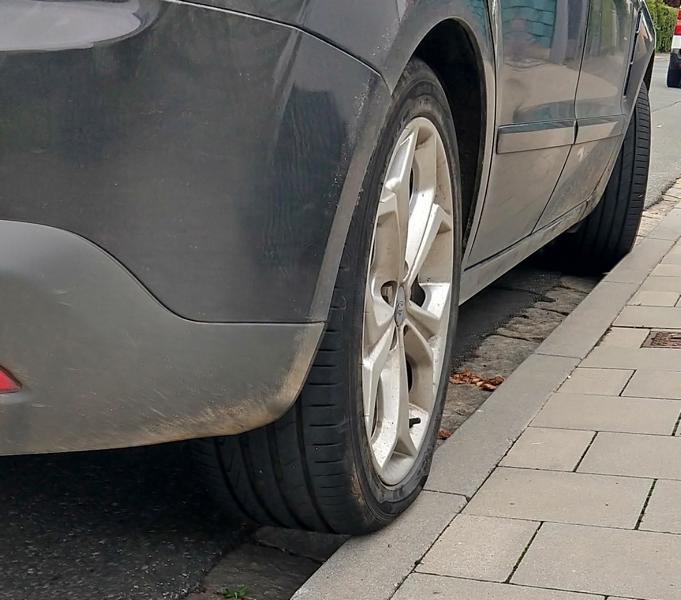 Falsches Parken kann Reifen teuer zu stehen kommen!