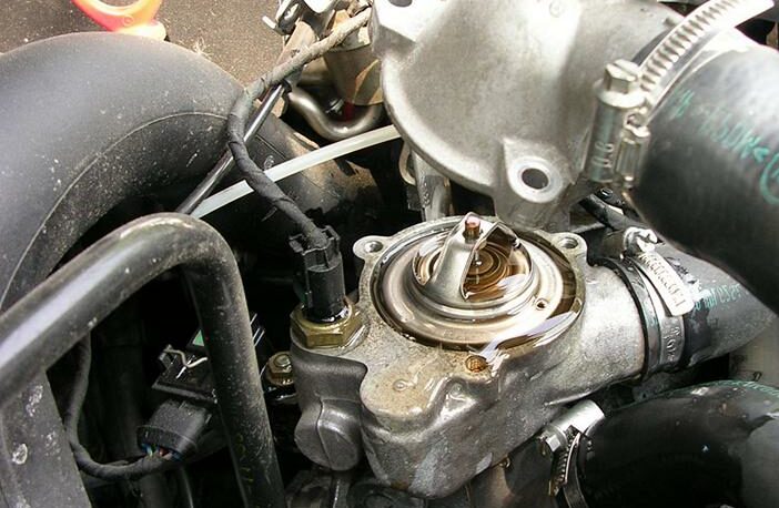 Thermostat Kuehlmittelregler defekt wechsel kosten e1642059430793 Wenn der Motor im Auto nicht warm wird! Die Ursachen.