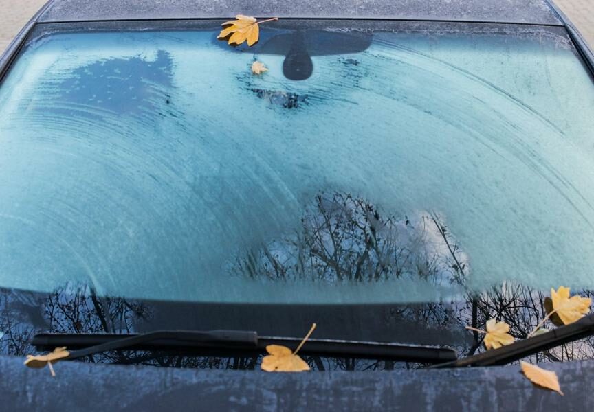 Sneeuw en ijs uit uw auto verwijderen – voorschriften en tips!