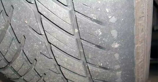 Reifenprofil Ungleichmaessig Abgefahren Reifenaussenseite Reifeninnenseite 2 E1642405318351