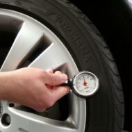 YOKOHAMA aconseja: ¡Revise regularmente la banda de rodadura de los neumáticos!