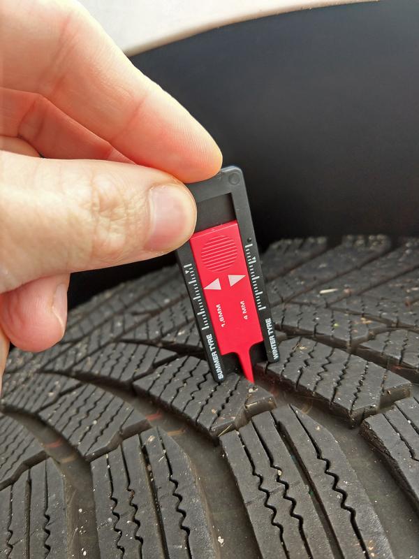 YOKOHAMA aconseja: ¡Revise regularmente la banda de rodadura de los neumáticos!