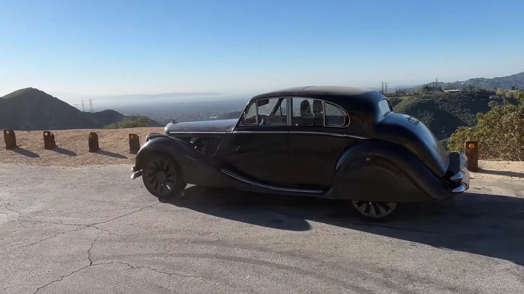 Video: Jaguar classica con guida Tesla Model 3!
