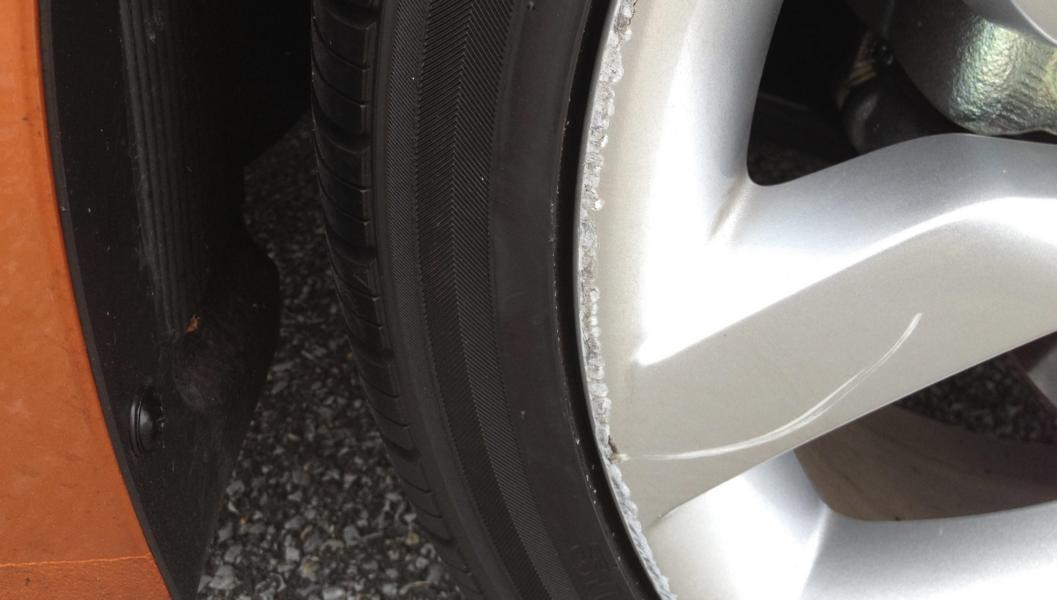 Scratch wheel rim damage damage