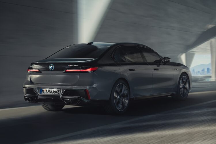 BMW: beleuchtete Nieren / vier Endrohre an M Performance Fahrzeugen!