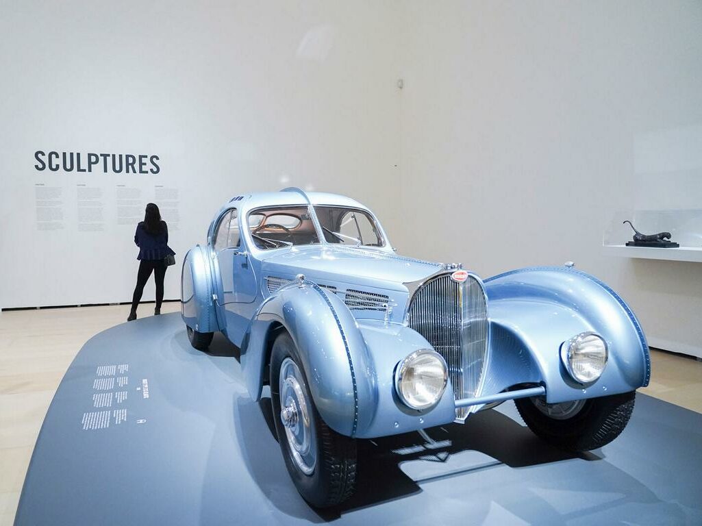 Guggenheim Museum Bilbao stellt Bugatti Type 57 SC Atlantic aus!