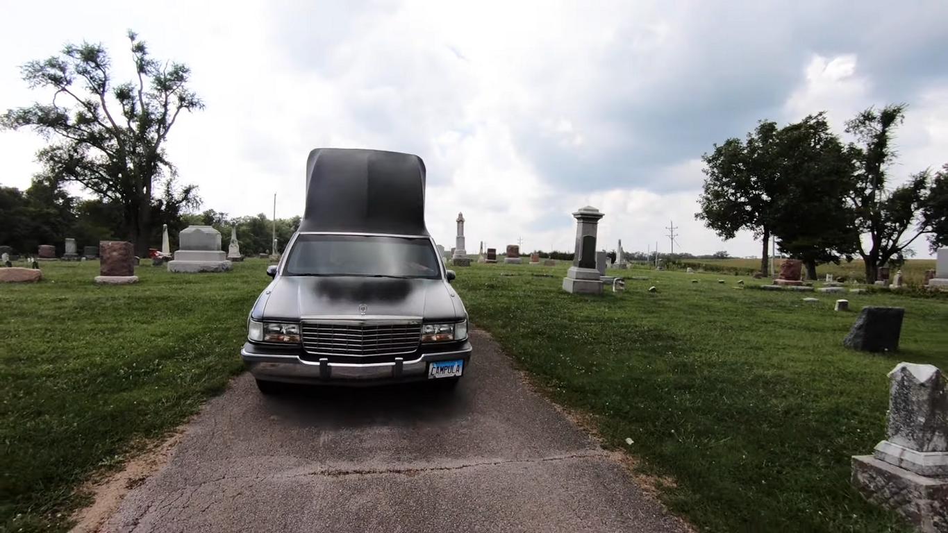 Video: Cadillac-Leichenwagen als Gruselcamper!