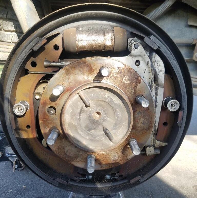 Leaking brake wheel cylinder defect, cause of removal 3 E1653988154211