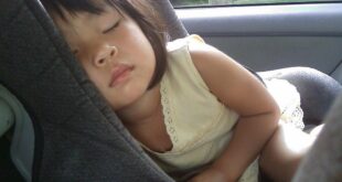 Bambino che dorme in macchina alla guida 310x165