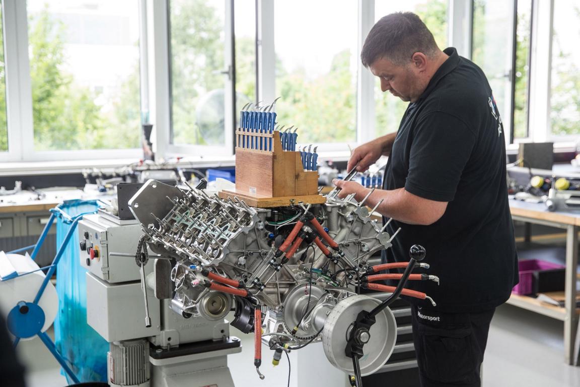4 BMW M Hybrid V8 P663 eight-cylinder engine