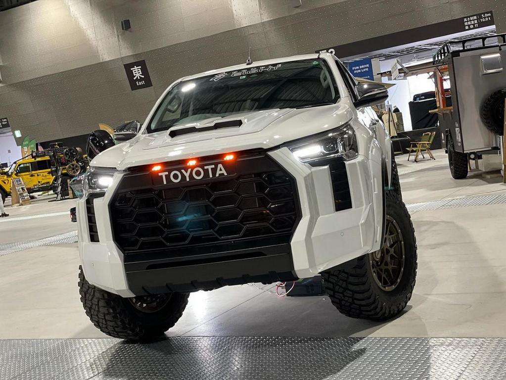 Video: Toyota Hilux mit Tundra Front-Swap aus Japan!