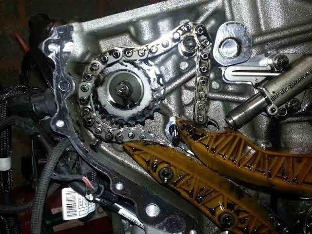 A toothy duel: the timing chain versus the timing belt!