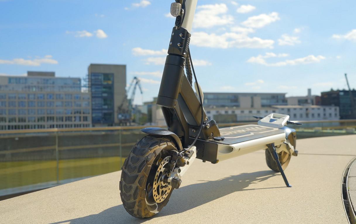 E-Scooter IO HAWK "Collide" avec mécanisme de pliage innovant !