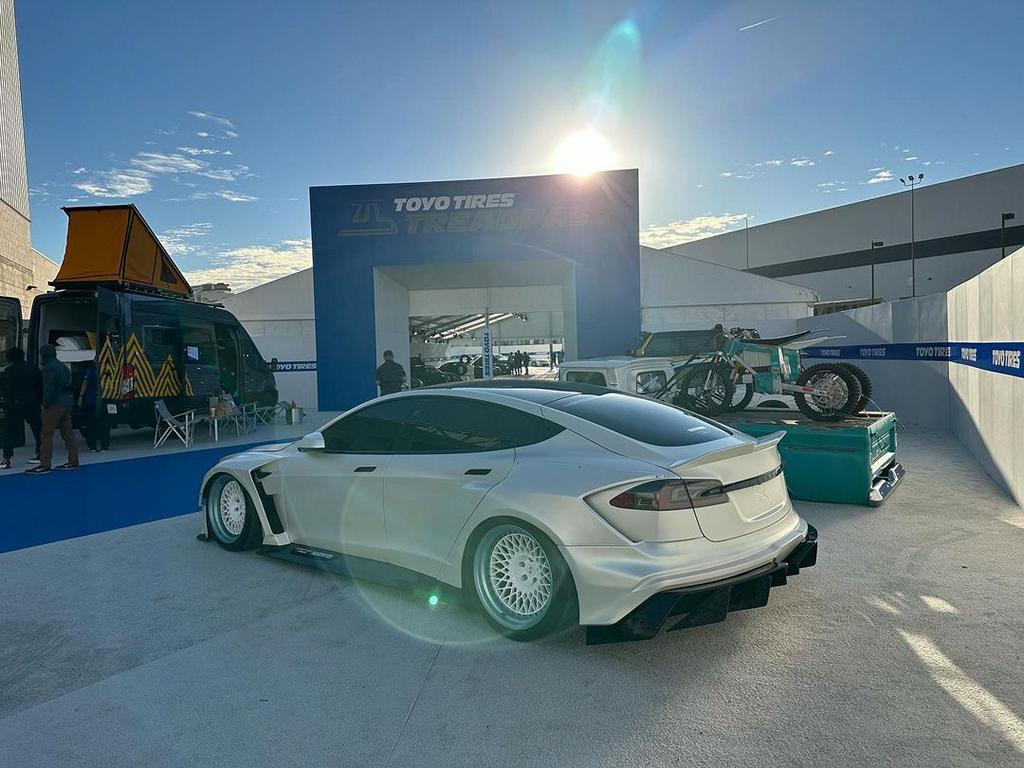 Racing Tesla Model S Plaid Widebody Kit Tuning Carbon SEMA 2022 4
