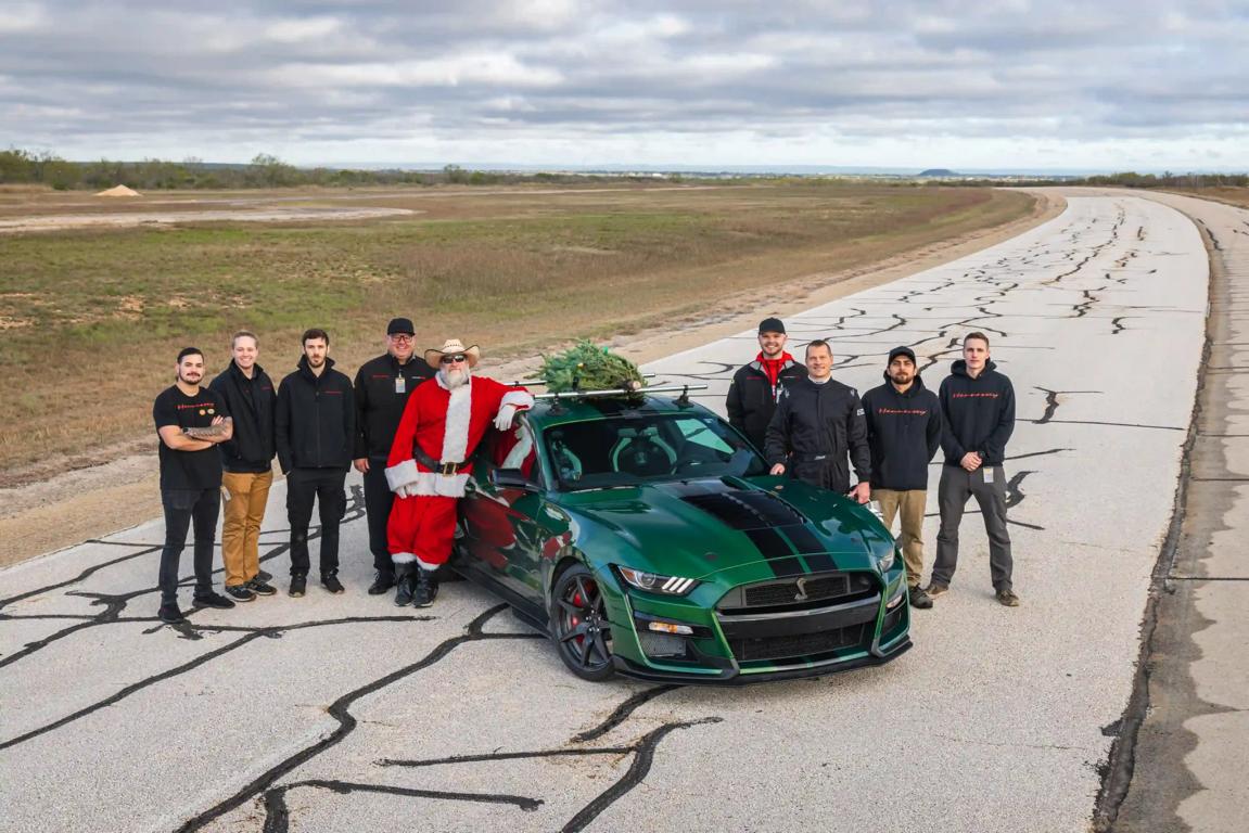 Il Grinch ruba l'albero di Natale Hennessey Performance Shelby GT500 Mustang 2022 1nd