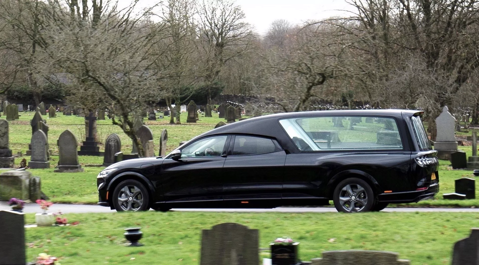Ford Mustang Mach-E presentata come carro funebre!