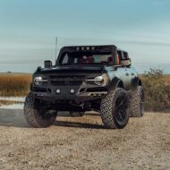 Ford Bronco nero satinato con kit di rialzo e 22 pollici!