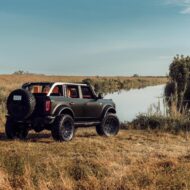 Ford Bronco nero satinato con kit di rialzo e 22 pollici!